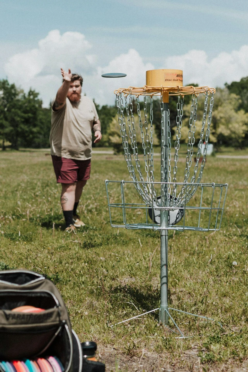 une personne lançant un frisbee