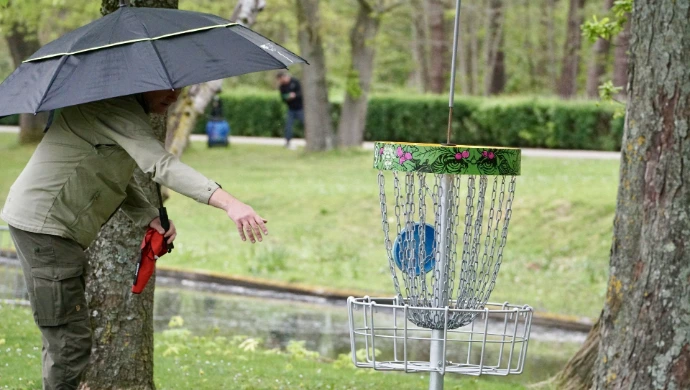 putt in the rain
